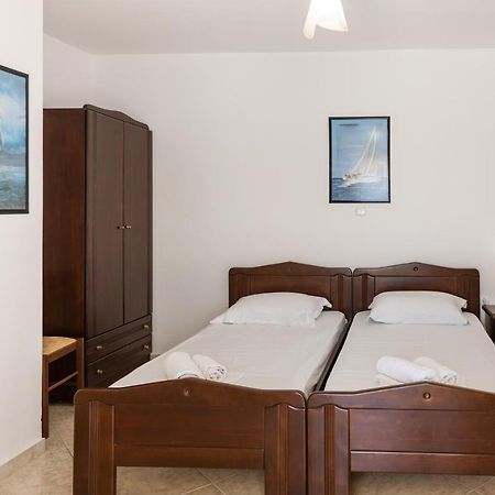 Fársa Alicia Studios מראה חיצוני תמונה