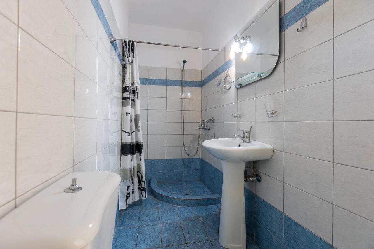 Fársa Alicia Studios מראה חיצוני תמונה